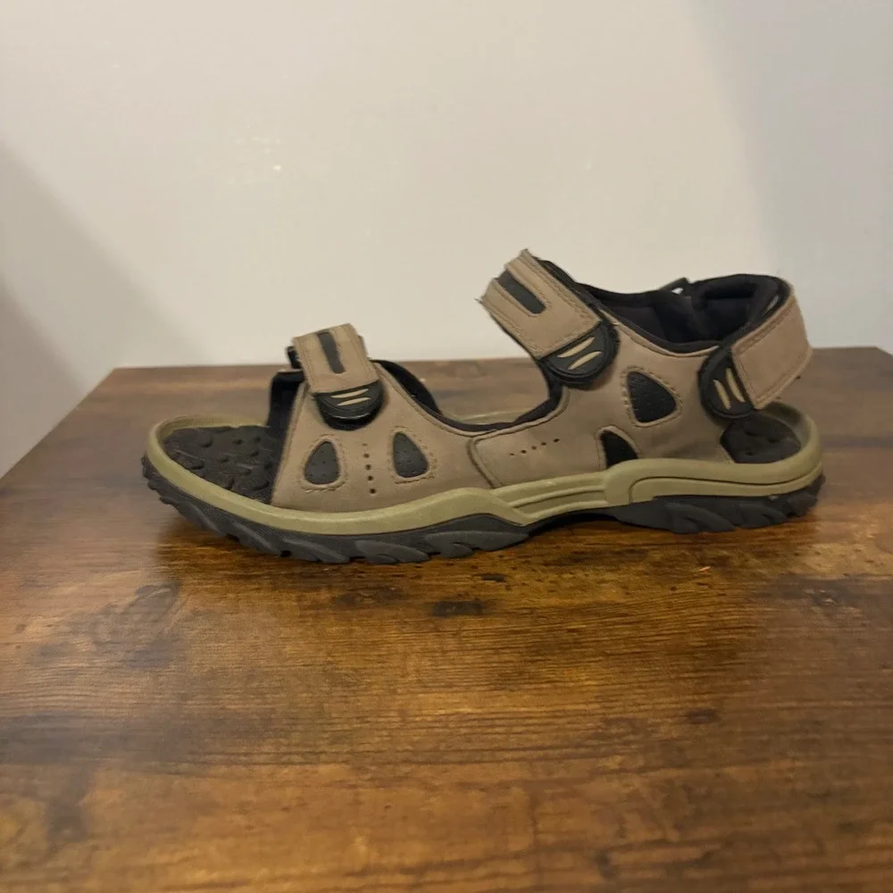 Ozark Trail Tan & Black Hobbs V Sandals Adjustable Strap Outdoor Hiking (Men 7)‎
